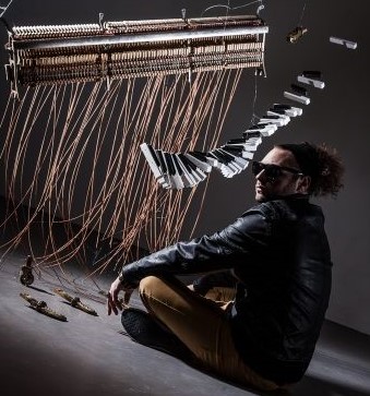 Portrait de Mathieu Scheuber avec une installation sonore