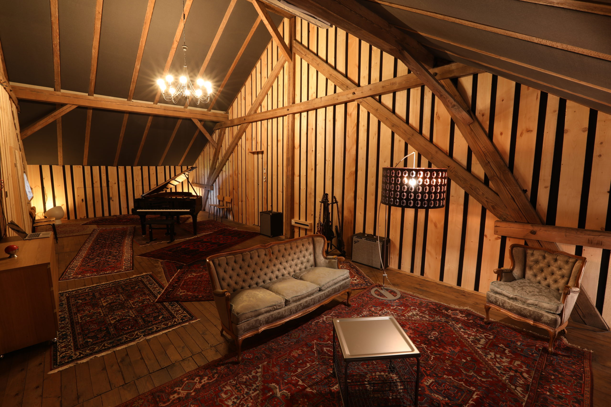Grande salle de prise avec piano à queue