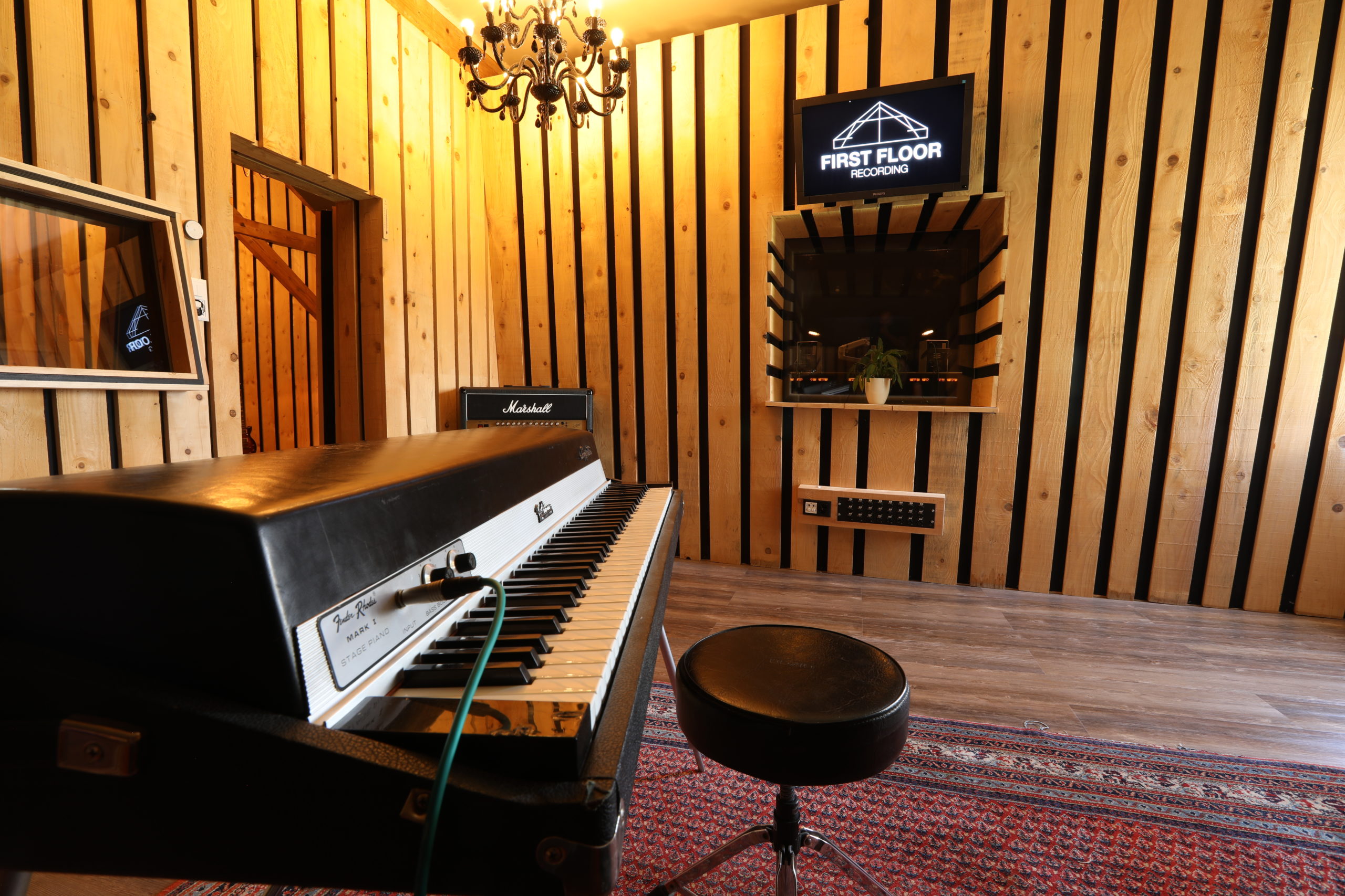 Piano électrique et fenêtre de la régie